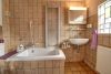 HTI | Charmanter Bungalow in grüner und idyllischer Parkrandlage von Frankfurt - Griesheim - Tageslichtbad mit Wanne
