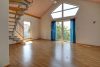 HTI | Ruhig gelegenes Zweifamilienhaus mit schönem Garten in Niddatal-Ilbenstadt - Wohnzimmer mit Galerie / OG