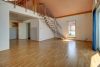 HTI | Ruhig gelegenes Zweifamilienhaus mit schönem Garten in Niddatal-Ilbenstadt - Wohnzimmer mit Galerie / OG