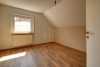 HTI | Ruhig gelegenes Zweifamilienhaus mit schönem Garten in Niddatal-Ilbenstadt - Schlafzimmer #1 / OG