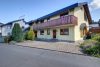 HTI | Repräsentatives Architektenhaus mit ELW in beliebter Lage von Nidderau - Straßenansicht