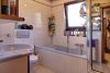 HTI | Attraktive, vermietete Dachgeschosswohnung in Feldrandlage von Liederbach - Tageslichtbad mit Wanne und Dusche