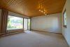 HTI | Großzügiger Winkelbungalow mit idyllischem Garten in Eppstein-Vockenhausen - Wohnzimmer UG
