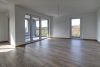 HTI | Neubau Erstbezug - Moderne Ausstattung, Wallbox, Parkplatz, Einbauküche - fantastischer Blick über Oberursel inklusive! - Wohnzimmer-Essbereich