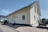 HTI | Wärmepumpen-ready! Neuwertiges Energiesparhaus in beliebter Familienwohnlage von Wölfersheim - Straßenansicht