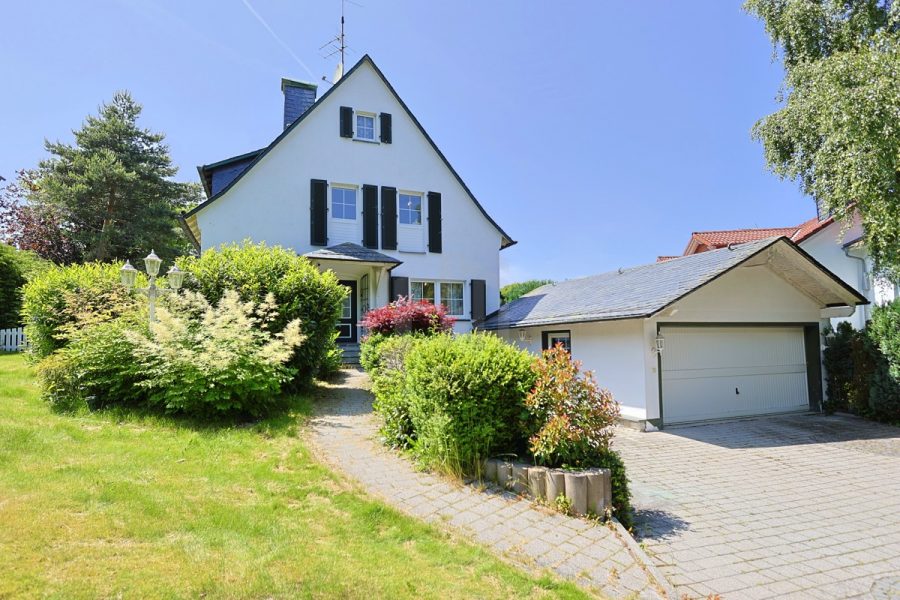 HTI | Familienidyll im Taunus: Großzügiges Einfamilienhaus mit großem Garten, 61389 Schmitten / Hegewiese, Einfamilienhaus