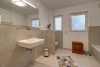 HTI | Teilmöblierte Erdgeschosswohnung mit Garten in Friedrichsdorf-Köppern - Zeitloses Tageslichtbad